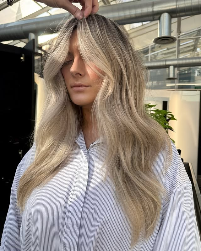 Soft-Blonde-Waves-With-Face-Framing-Layers