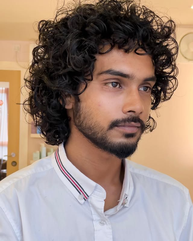 Sophisticated Curly Texture with Subtle Volume