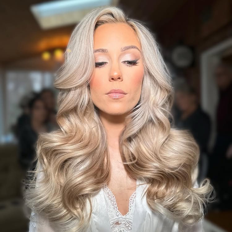 Timeless Lifted Elegance Voluminous Blowout